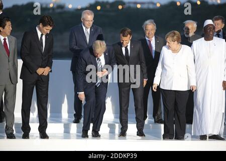 G7-Führer und Gäste posieren für ein Familienbild am zweiten Tag des jährlichen G7-Gipfels in Biarritz, Frankreich, 25. August 2019. (Erste Reihe) LtoR der britische Premierminister Boris Johnson, Südafrikas Präsident Cyril Ramaphosa, Ruandas Präsident Paul Kagame, der ägyptische Präsident der Afrikanischen Union Abdel Fattah el-Sisi, die Frau des japanischen Premierministers Akie Abe, Japans Premierminister Shinzo Abe, Kanadas Premierminister Justin Trudeau, die US First Lady Melania Trump, US-Präsident Donald Trump, Die Ehefrau des französischen Präsidenten Brigitte Macron, Frankreichs Präsident Emmanuel Macron, Deutschlands Bundeskanzlerin Angela Merk Stockfoto