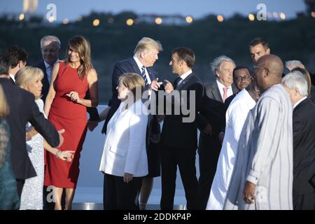 G7-Führer und Gäste posieren für ein Familienbild am zweiten Tag des jährlichen G7-Gipfels in Biarritz, Frankreich, 25. August 2019. (Erste Reihe) LtoR der britische Premierminister Boris Johnson, Südafrikas Präsident Cyril Ramaphosa, Ruandas Präsident Paul Kagame, der ägyptische Präsident der Afrikanischen Union Abdel Fattah el-Sisi, die Frau des japanischen Premierministers Akie Abe, Japans Premierminister Shinzo Abe, Kanadas Premierminister Justin Trudeau, die US First Lady Melania Trump, US-Präsident Donald Trump, Die Ehefrau des französischen Präsidenten Brigitte Macron, Frankreichs Präsident Emmanuel Macron, Deutschlands Bundeskanzlerin Angela Merk Stockfoto