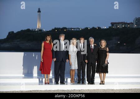 G7-Führer und Gäste posieren für ein Familienbild am zweiten Tag des jährlichen G7-Gipfels in Biarritz, Frankreich, 25. August 2019. (Erste Reihe) LtoR der britische Premierminister Boris Johnson, Südafrikas Präsident Cyril Ramaphosa, Ruandas Präsident Paul Kagame, der ägyptische Präsident der Afrikanischen Union Abdel Fattah el-Sisi, die Frau des japanischen Premierministers Akie Abe, Japans Premierminister Shinzo Abe, Kanadas Premierminister Justin Trudeau, die US First Lady Melania Trump, US-Präsident Donald Trump, Die Ehefrau des französischen Präsidenten Brigitte Macron, Frankreichs Präsident Emmanuel Macron, Deutschlands Bundeskanzlerin Angela Merk Stockfoto