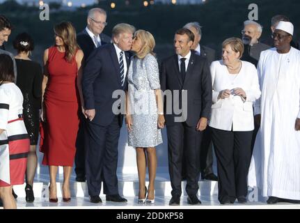 G7-Führer und Gäste posieren für ein Familienbild am zweiten Tag des jährlichen G7-Gipfels in Biarritz, Frankreich, 25. August 2019. (Erste Reihe) LtoR der britische Premierminister Boris Johnson, Südafrikas Präsident Cyril Ramaphosa, Ruandas Präsident Paul Kagame, der ägyptische Präsident der Afrikanischen Union Abdel Fattah el-Sisi, die Frau des japanischen Premierministers Akie Abe, Japans Premierminister Shinzo Abe, Kanadas Premierminister Justin Trudeau, die US First Lady Melania Trump, US-Präsident Donald Trump, Die Ehefrau des französischen Präsidenten Brigitte Macron, Frankreichs Präsident Emmanuel Macron, Deutschlands Bundeskanzlerin Angela Merk Stockfoto