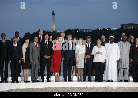 G7-Führer und Gäste posieren für ein Familienbild am zweiten Tag des jährlichen G7-Gipfels in Biarritz, Frankreich, 25. August 2019. (Erste Reihe) LtoR der britische Premierminister Boris Johnson, Südafrikas Präsident Cyril Ramaphosa, Ruandas Präsident Paul Kagame, der ägyptische Präsident der Afrikanischen Union Abdel Fattah el-Sisi, die Frau des japanischen Premierministers Akie Abe, Japans Premierminister Shinzo Abe, Kanadas Premierminister Justin Trudeau, die US First Lady Melania Trump, US-Präsident Donald Trump, Die Ehefrau des französischen Präsidenten Brigitte Macron, Frankreichs Präsident Emmanuel Macron, Deutschlands Bundeskanzlerin Angela Merk Stockfoto