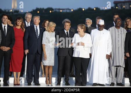 G7-Führer und Gäste posieren für ein Familienbild am zweiten Tag des jährlichen G7-Gipfels in Biarritz, Frankreich, 25. August 2019. (Erste Reihe) LtoR der britische Premierminister Boris Johnson, Südafrikas Präsident Cyril Ramaphosa, Ruandas Präsident Paul Kagame, der ägyptische Präsident der Afrikanischen Union Abdel Fattah el-Sisi, die Frau des japanischen Premierministers Akie Abe, Japans Premierminister Shinzo Abe, Kanadas Premierminister Justin Trudeau, die US First Lady Melania Trump, US-Präsident Donald Trump, Die Ehefrau des französischen Präsidenten Brigitte Macron, Frankreichs Präsident Emmanuel Macron, Deutschlands Bundeskanzlerin Angela Merk Stockfoto