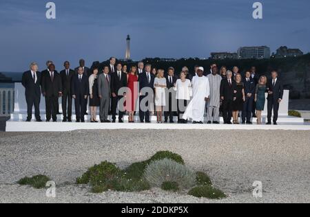G7-Führer und Gäste posieren für ein Familienbild am zweiten Tag des jährlichen G7-Gipfels in Biarritz, Frankreich, 25. August 2019. (Erste Reihe) LtoR der britische Premierminister Boris Johnson, Südafrikas Präsident Cyril Ramaphosa, Ruandas Präsident Paul Kagame, der ägyptische Präsident der Afrikanischen Union Abdel Fattah el-Sisi, die Frau des japanischen Premierministers Akie Abe, Japans Premierminister Shinzo Abe, Kanadas Premierminister Justin Trudeau, die US First Lady Melania Trump, US-Präsident Donald Trump, Die Ehefrau des französischen Präsidenten Brigitte Macron, Frankreichs Präsident Emmanuel Macron, Deutschlands Bundeskanzlerin Angela Merk Stockfoto