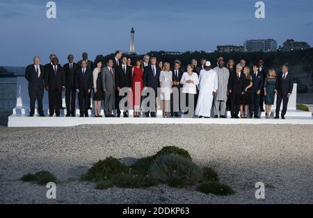 G7-Führer und Gäste posieren für ein Familienbild am zweiten Tag des jährlichen G7-Gipfels in Biarritz, Frankreich, 25. August 2019. (Erste Reihe) LtoR der britische Premierminister Boris Johnson, Südafrikas Präsident Cyril Ramaphosa, Ruandas Präsident Paul Kagame, der ägyptische Präsident der Afrikanischen Union Abdel Fattah el-Sisi, die Frau des japanischen Premierministers Akie Abe, Japans Premierminister Shinzo Abe, Kanadas Premierminister Justin Trudeau, die US First Lady Melania Trump, US-Präsident Donald Trump, Die Ehefrau des französischen Präsidenten Brigitte Macron, Frankreichs Präsident Emmanuel Macron, Deutschlands Bundeskanzlerin Angela Merk Stockfoto