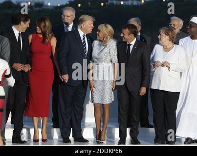 G7-Führer und Gäste posieren für ein Familienbild am zweiten Tag des jährlichen G7-Gipfels in Biarritz, Frankreich, 25. August 2019. (Erste Reihe) LtoR der britische Premierminister Boris Johnson, Südafrikas Präsident Cyril Ramaphosa, Ruandas Präsident Paul Kagame, der ägyptische Präsident der Afrikanischen Union Abdel Fattah el-Sisi, die Frau des japanischen Premierministers Akie Abe, Japans Premierminister Shinzo Abe, Kanadas Premierminister Justin Trudeau, die US First Lady Melania Trump, US-Präsident Donald Trump, Die Ehefrau des französischen Präsidenten Brigitte Macron, Frankreichs Präsident Emmanuel Macron, Deutschlands Bundeskanzlerin Angela Merk Stockfoto