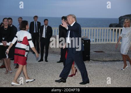 G7-Führer und Gäste posieren für ein Familienbild am zweiten Tag des jährlichen G7-Gipfels in Biarritz, Frankreich, 25. August 2019. (Erste Reihe) LtoR der britische Premierminister Boris Johnson, Südafrikas Präsident Cyril Ramaphosa, Ruandas Präsident Paul Kagame, der ägyptische Präsident der Afrikanischen Union Abdel Fattah el-Sisi, die Frau des japanischen Premierministers Akie Abe, Japans Premierminister Shinzo Abe, Kanadas Premierminister Justin Trudeau, die US First Lady Melania Trump, US-Präsident Donald Trump, Die Ehefrau des französischen Präsidenten Brigitte Macron, Frankreichs Präsident Emmanuel Macron, Deutschlands Bundeskanzlerin Angela Merk Stockfoto