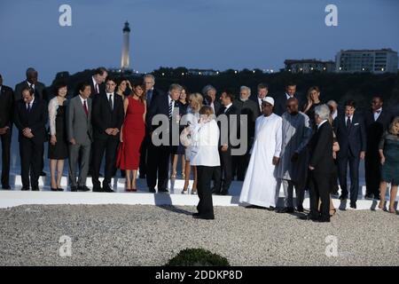 G7-Führer und Gäste posieren für ein Familienbild am zweiten Tag des jährlichen G7-Gipfels in Biarritz, Frankreich, 25. August 2019. (Erste Reihe) LtoR der britische Premierminister Boris Johnson, Südafrikas Präsident Cyril Ramaphosa, Ruandas Präsident Paul Kagame, der ägyptische Präsident der Afrikanischen Union Abdel Fattah el-Sisi, die Frau des japanischen Premierministers Akie Abe, Japans Premierminister Shinzo Abe, Kanadas Premierminister Justin Trudeau, die US First Lady Melania Trump, US-Präsident Donald Trump, Die Ehefrau des französischen Präsidenten Brigitte Macron, Frankreichs Präsident Emmanuel Macron, Deutschlands Bundeskanzlerin Angela Merk Stockfoto