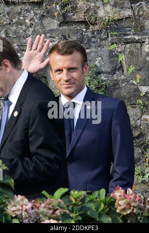 Der französische Präsident Emmanuel Macron bei einem Spaziergang in Biarritz, Frankreich, 26. August 2019 während des 3. Tages des G7-Gipfels. Foto von Thibaud Moritz/ABACAPRESS.COM Stockfoto