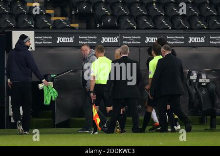 Swansea, Großbritannien. November 2020. Steve Cooper, der Manager der Stadt Swansea, konfrontiert die Beamten und Schiedsrichter Andy Woolmer, als sie sich in Vollzeit vom Spielfeld absetzen.EFL Skybet Championship match, Swansea City V Sheffield Mittwoch im Liberty Stadium in Swansea am Mittwoch 25. November 2020. Dieses Bild darf nur für redaktionelle Zwecke verwendet werden. Nur redaktionelle Verwendung, Lizenz für kommerzielle Nutzung erforderlich. Keine Verwendung in Wetten, Spiele oder ein einzelner Club / Liga / Spieler Publikationen. PIC von Andrew Orchard / Andrew Orchard Sport Fotografie / Alamy Live News Stockfoto