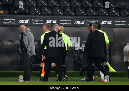 Swansea, Großbritannien. November 2020. Steve Cooper, der Manager der Stadt Swansea, konfrontiert die Beamten und Schiedsrichter Andy Woolmer, als sie sich in Vollzeit vom Spielfeld absetzen.EFL Skybet Championship match, Swansea City V Sheffield Mittwoch im Liberty Stadium in Swansea am Mittwoch 25. November 2020. Dieses Bild darf nur für redaktionelle Zwecke verwendet werden. Nur redaktionelle Verwendung, Lizenz für kommerzielle Nutzung erforderlich. Keine Verwendung in Wetten, Spiele oder ein einzelner Club / Liga / Spieler Publikationen. PIC von Andrew Orchard / Andrew Orchard Sport Fotografie / Alamy Live News Stockfoto