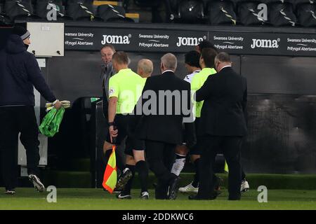 Swansea, Großbritannien. November 2020. Steve Cooper, der Manager der Stadt Swansea, konfrontiert die Beamten und Schiedsrichter Andy Woolmer, als sie sich in Vollzeit vom Spielfeld absetzen.EFL Skybet Championship match, Swansea City V Sheffield Mittwoch im Liberty Stadium in Swansea am Mittwoch 25. November 2020. Dieses Bild darf nur für redaktionelle Zwecke verwendet werden. Nur redaktionelle Verwendung, Lizenz für kommerzielle Nutzung erforderlich. Keine Verwendung in Wetten, Spiele oder ein einzelner Club / Liga / Spieler Publikationen. PIC von Andrew Orchard / Andrew Orchard Sport Fotografie / Alamy Live News Stockfoto