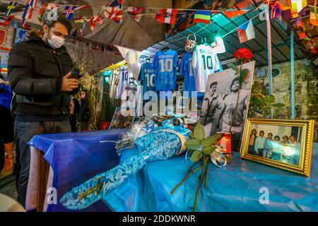 Neapel, Italien. November 2020. Menschen versammeln sich, um den Tod der argentinischen Fußball-Legende Diego Maradona zu trauern, Kredit: Unabhängige Fotoagentur/Alamy Live News Stockfoto