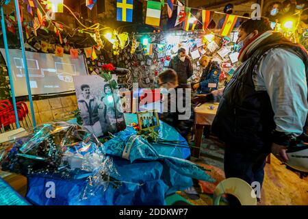 Neapel, Italien. November 2020. Menschen versammeln sich, um den Tod der argentinischen Fußball-Legende Diego Maradona zu trauern, Kredit: Unabhängige Fotoagentur/Alamy Live News Stockfoto