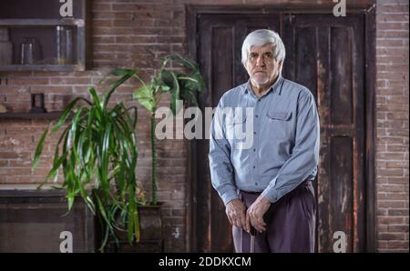 Porträt eines gutaussehenden älteren Mannes mit Gehstock zu Hause Stockfoto
