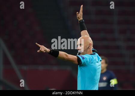 Amsterdam, Niederlande. November 2020. Schiedsrichter Sergei Karasev während Champions League Spiel Ajax-FC Midtjylland am November, 25 2020 in Amsterdam Niederlande Credit: SCS/Sander Chamid/AFLO/Alamy Live News Stockfoto