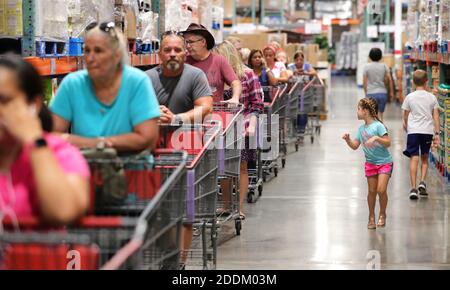 KEIN FILM, KEIN VIDEO, KEIN Fernsehen, KEINE DOKUMENTATION - Costco-Käufer warten in der Schlange, um zwei Flaschen Wasser - das Limit pro Kunde - im Costco-Laden in Altamonte Springs, Florida, zu bekommen. Freitag, 30. August 2019, Als Central Florida Bewohner bereiten sich auf einen möglichen Streik durch Hurrikan Dorian. Foto von Joe Burbank/Orlando Sentinel/TNS/ABACAPRESS.COM Stockfoto