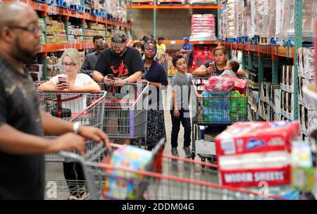 KEIN FILM, KEIN VIDEO, KEIN Fernsehen, KEINE DOKUMENTATION - Costco-Käufer warten in der Schlange, um zwei Flaschen Wasser - das Limit pro Kunde - im Costco-Laden in Altamonte Springs, Florida, zu bekommen. Freitag, 30. August 2019, Als Central Florida Bewohner bereiten sich auf einen möglichen Streik durch Hurrikan Dorian. Foto von Joe Burbank/Orlando Sentinel/TNS/ABACAPRESS.COM Stockfoto