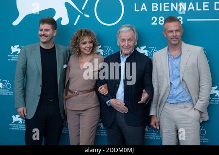 Der griechische Schauspieler Alexandros Bourdoumis, die italienische Schauspielerin Valeria Golino, der französisch-griechische Regisseur Costa-Gavras und der griechische Schauspieler Christos loulis besuchen am 31. August 2019 die Fotocall "Adults in the Room" im Rahmen des 76. Internationalen Filmfestivals in Venedig (Mostra). Foto von Aurore Marechal/ABACAPRESS.COM Stockfoto