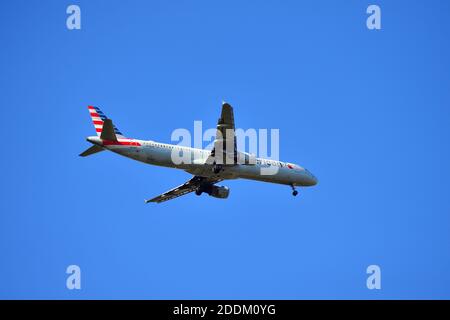 Chicago, Illinois, USA. Ein Airbus A321-200 von American Airlines, der sein Fahrwerk heruntergefahren und verriegelt hat, nähert sich vor der Landung endgültig an. Stockfoto