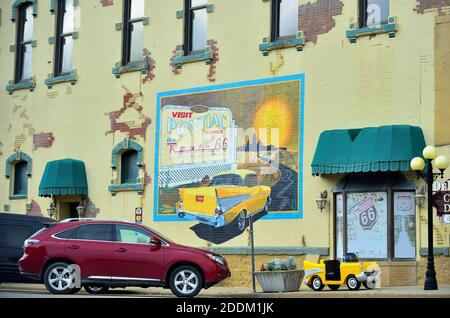 Pontiac, Illinois, USA. Ein Wandgemälde in der Innenstadt von Pontiac, Illinois ehrt den alten historischen US Highway 66, der durch die Gemeinde führte. Stockfoto