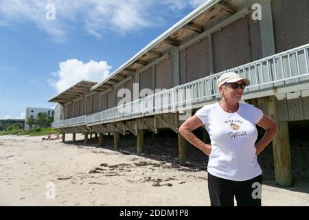 KEIN FILM, KEIN VIDEO, KEIN TV, KEIN DOKUMENTARFILM - Gail Brennan steht vor dem Ocean Grill in Vero Beach, als Hurrikan Dorian eine potenzielle Bedrohung für die Küste Floridas am Samstag, 31. August 2019 darstellt. Trotz zahlreicher Stürme lebt Brennan gerne in der Nähe des Ozeans. Foto von Matias J. Ocner/Miami Herald/TNS/ABACAPRESS.COM Stockfoto