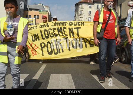 160 lateinamerikanische Flüchtlinge, die einen Monat lang in einem Pariser Außenlager auf die Straße gehen, demonstrieren, um eine Umzugslösung zu fordern. Saint-Ouen, Frankreich, 31. August 2019. Foto von Daniel Maunoury/ABACAPRESS.COM Stockfoto