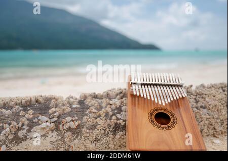 Kalimba oder Mbira ist ein afrikanisches Musikinstrument. Kalimba aus Holzbrett mit Metall, spielen auf Händen und Zupfen der Zinken mit den Daumen. It Stockfoto