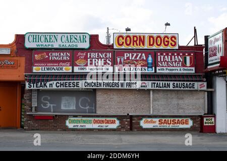 Viele Fast-Food-Anbieter säumen den Ocean Blvd. Am Atlantik im Südosten von New Hampshire. Bunte Schilder wie diese Linie den Ocean Blvd. Stockfoto