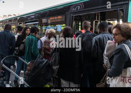 Die Regie Autonome des Transports Parisiens (RATP) streikt und schließt mehrere U-Bahn-Stationen, darunter Montparnasse Bienvenu, 14. Bezirk von Paris. RER A und B waren ebenfalls betroffen, da viele Züge gestrichen wurden. Die Nutzer der öffentlichen Verkehrsmittel gingen, um den Bus zu benutzen, oder Alternativen zu finden, um den Hauptbahnhof von Les Halles zu vermeiden. Paris, Frankreich, 13. September 2019. Foto von Daniel Derajinski/ABACAPRESS.COM Stockfoto