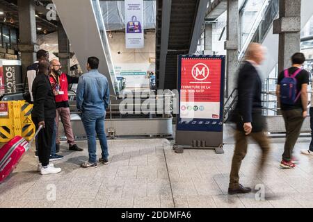 Die Regie Autonome des Transports Parisiens (RATP) streikt und schließt mehrere U-Bahn-Stationen, darunter Montparnasse Bienvenu, 14. Bezirk von Paris. RER A und B waren ebenfalls betroffen, da viele Züge gestrichen wurden. Die Nutzer der öffentlichen Verkehrsmittel gingen, um den Bus zu benutzen, oder Alternativen zu finden, um den Hauptbahnhof von Les Halles zu vermeiden. Paris, Frankreich, 13. September 2019. Foto von Daniel Derajinski/ABACAPRESS.COM Stockfoto