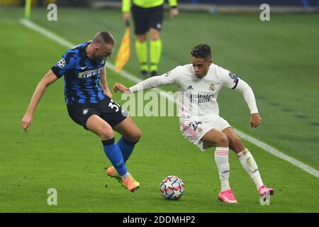 Mailand, Italien. November 2020. Mariano Diaz Mejia (Real Madrid)Milan Skriniar (Inter) während des UEFA Champions League-Spiels zwischen Inter 0-2 Real Madrid im Giuseppe Meazza-Stadion am 25. November 2020 in Mailand, Italien. Quelle: Maurizio Borsari/AFLO/Alamy Live News Stockfoto