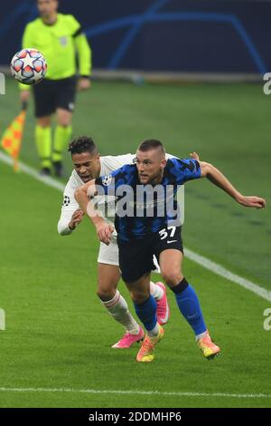 Mailand, Italien. November 2020. Mariano Diaz Mejia (Real Madrid)Milan Skriniar (Inter) während des UEFA Champions League-Spiels zwischen Inter 0-2 Real Madrid im Giuseppe Meazza-Stadion am 25. November 2020 in Mailand, Italien. Quelle: Maurizio Borsari/AFLO/Alamy Live News Stockfoto