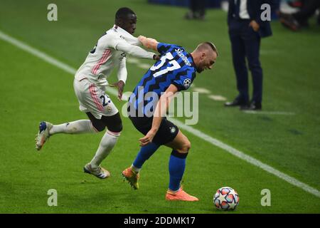 Mailand, Italien. November 2020. Milan Skriniar (Inter)Ferland Mendy (Real Madrid) während des UEFA Champions League-Spiels zwischen Inter 0-2 Real Madrid im Giuseppe Meazza-Stadion am 25. November 2020 in Mailand, Italien. Quelle: Maurizio Borsari/AFLO/Alamy Live News Stockfoto