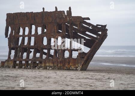 Das Wrack des Schiffswracks von Peter Iredale am Fort Stevens Strand in Astoria, Oregon Stockfoto