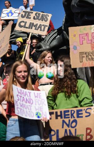 Ein Mädchen hält ein Schild mit der Aufschrift "Ich bin Klima" während eines marsches für den Klimawandel in Paris, am 20. September 2019. Foto von Julie Sebadelha/ABACAPRESS.COM Stockfoto