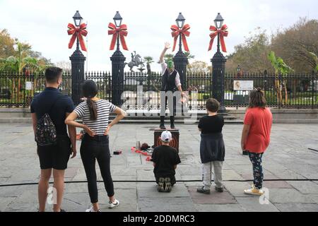 Houston, USA. November 2020. Die Leute sehen sich die Straßenaufführung in New Orleans, Louisiana, USA, am 25. November 2020 an. Der US-Bundesstaat Louisiana wird seine COVID-19-Beschränkungen vor dem bevorstehenden Erntedankfest verschärfen, teilte Gouverneur John Bel Edwards am Dienstag mit. Während einer Pressekonferenz sagte der Gouverneur, dass Louisiana ab Mittwoch in eine "revidierte Phase 2" zurückkehren wird, um den jüngsten Anstieg von COVID-19 einzudämmen. Die Phase bleibt 28 Tage in Kraft. Quelle: Lan Wei/Xinhua/Alamy Live News Stockfoto