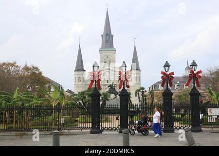 Houston, USA. November 2020. Der Jackson Square ist in New Orleans, Louisiana, USA, am 25. November 2020 geschlossen. Der US-Bundesstaat Louisiana wird seine COVID-19-Beschränkungen vor dem bevorstehenden Erntedankfest verschärfen, teilte Gouverneur John Bel Edwards am Dienstag mit. Während einer Pressekonferenz sagte der Gouverneur, dass Louisiana ab Mittwoch in eine "revidierte Phase 2" zurückkehren wird, um den jüngsten Anstieg von COVID-19 einzudämmen. Die Phase bleibt 28 Tage in Kraft. Quelle: Lan Wei/Xinhua/Alamy Live News Stockfoto