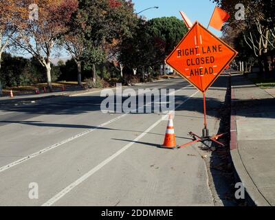 Die rechte Spur ist vor dem vorübergehenden Verkehrsschild am Alvarado Niles Blvd in Union City, Kalifornien, gesperrt Stockfoto