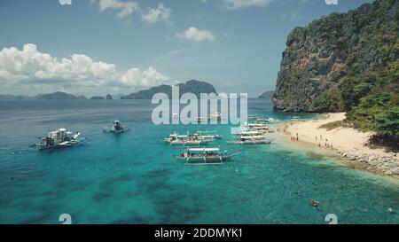 Luftaufnahme des Paradiesurlaubs auf Passagierbooten. Touristen ruhen am Sandstrand der Palawan Insel, Philippinen, Visayas Archipel. Tropic Natur Hochland Landschaft mit grünen Wald am Sommertag Stockfoto