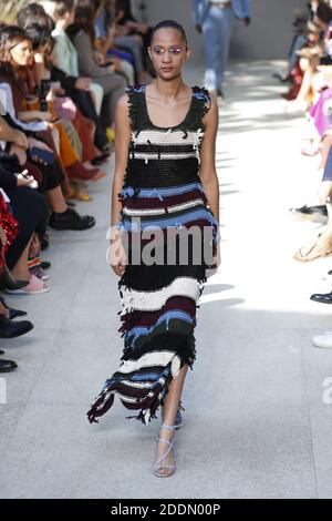 Ein Model läuft auf der Piste des Salvatore Ferragamo Ready to Wear Fashion Show während der Mailänder Fashion Week Frühjahr/Sommer 2020 am 21. September 2019 in Mailand, Italien. Foto von Alain Gil-Gonzalez/ABACAPRESS.COM Stockfoto