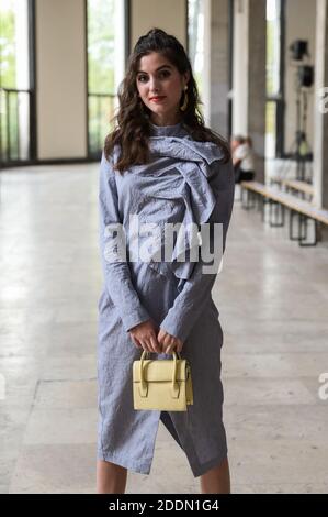 Die französische Schauspielerin Claire Chust posiert vor dem Laufsteg während der Dawei Womenswear Frühjahr/Sommer 2020 Show im Rahmen der Paris Fashion Week in Paris, am 24. September 2019. Foto von Julie Sebadelha/ABACAPRESS.COM Stockfoto