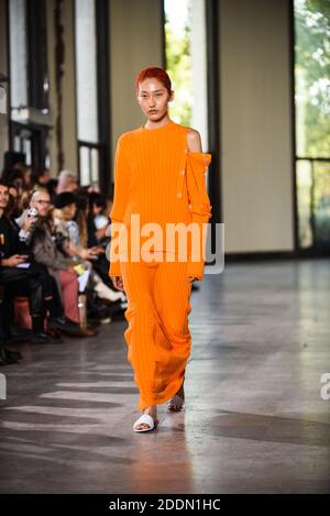 Ein Model läuft auf der Piste während der Dawei Womenswear Frühjahr/Sommer 2020 Show im Rahmen der Paris Fashion Week in Paris, am 24. September 2019. Foto von Julie Sebadelha/ABACAPRESS.COM Stockfoto