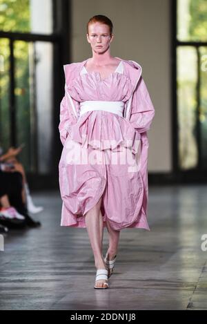 Ein Model läuft auf der Piste während der Dawei Womenswear Frühjahr/Sommer 2020 Show im Rahmen der Paris Fashion Week in Paris, am 24. September 2019. Foto von Julie Sebadelha/ABACAPRESS.COM Stockfoto