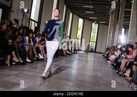 Ein Model läuft auf der Piste während der Dawei Womenswear Frühjahr/Sommer 2020 Show im Rahmen der Paris Fashion Week in Paris, am 24. September 2019. Foto von Julie Sebadelha/ABACAPRESS.COM Stockfoto