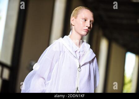 Ein Model läuft auf der Piste während der Dawei Womenswear Frühjahr/Sommer 2020 Show im Rahmen der Paris Fashion Week in Paris, am 24. September 2019. Foto von Julie Sebadelha/ABACAPRESS.COM Stockfoto