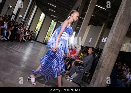 Ein Model läuft auf der Piste während der Dawei Womenswear Frühjahr/Sommer 2020 Show im Rahmen der Paris Fashion Week in Paris, am 24. September 2019. Foto von Julie Sebadelha/ABACAPRESS.COM Stockfoto