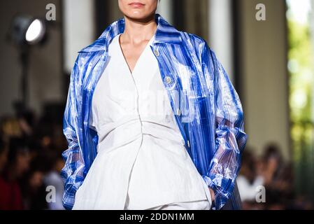 Ein Model läuft auf der Piste während der Dawei Womenswear Frühjahr/Sommer 2020 Show im Rahmen der Paris Fashion Week in Paris, am 24. September 2019. Foto von Julie Sebadelha/ABACAPRESS.COM Stockfoto