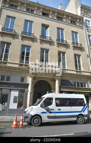 Allgemeine Atmosphäre außerhalb von Jacques Chiracs Wohnhaus, Minuten nach seinem Tod wurde in Paris, Frankreich am 26. September 2019. Präsident Jacques Chirac starb heute Morgen umgeben von seiner Familie. Chirac hatte zwei Amtszeiten als französischer Präsident und nahm sein Land in die einheitliche europäische Währung auf. Foto von Julien Reynaud/APS-Medias/ABACAPRESS.COM Stockfoto