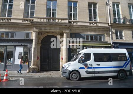 Allgemeine Atmosphäre außerhalb von Jacques Chiracs Wohnhaus, Minuten nach seinem Tod wurde in Paris, Frankreich am 26. September 2019. Präsident Jacques Chirac starb heute Morgen umgeben von seiner Familie. Chirac hatte zwei Amtszeiten als französischer Präsident und nahm sein Land in die einheitliche europäische Währung auf. Foto von Julien Reynaud/APS-Medias/ABACAPRESS.COM Stockfoto