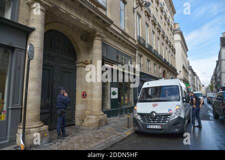 Allgemeine Atmosphäre außerhalb von Jacques Chiracs Wohnhaus, Minuten nach seinem Tod wurde in Paris, Frankreich am 26. September 2019. Präsident Jacques Chirac starb heute Morgen umgeben von seiner Familie. Chirac hatte zwei Amtszeiten als französischer Präsident und nahm sein Land in die einheitliche europäische Währung auf. Foto von Julien Reynaud/APS-Medias/ABACAPRESS.COM Stockfoto